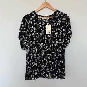 NWT Everleigh Twisted Short Sleeve V Neck Blouse